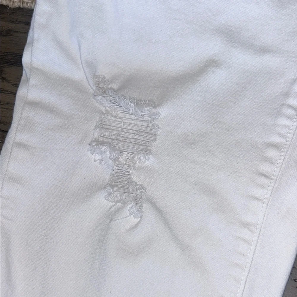 KanCan Distressed White BERMUDA SHORTS Size 9/28